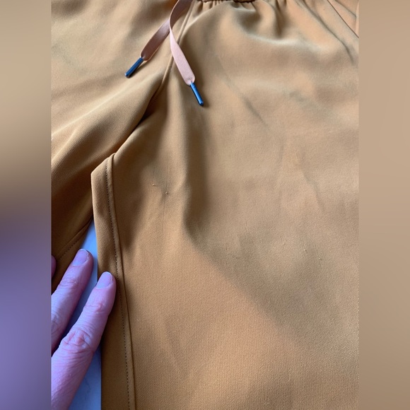 Lululemon On The Fly (woven) pants. Size 4, 7/8 length. - Picture 8 of 8